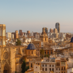 Vista del casco histórico de Valencia con la Catedral y la ciudad moderna al fondo