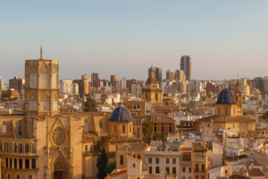 Vista del casco histórico de Valencia con la Catedral y la ciudad moderna al fondo
