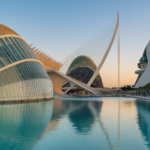 Ciudad de las Artes y las Ciencias de Valencia reflejada en el agua al atardecer