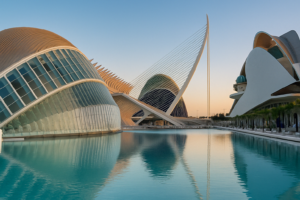 Ciudad de las Artes y las Ciencias de Valencia reflejada en el agua al atardecer