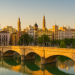 Vista panorámica del centro histórico de Valencia con el Puente de Serranos al atardecer
