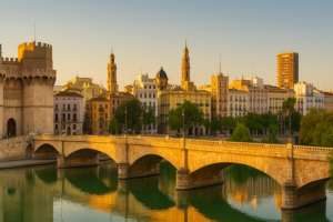 Vista panorámica del centro histórico de Valencia con el Puente de Serranos al atardecer